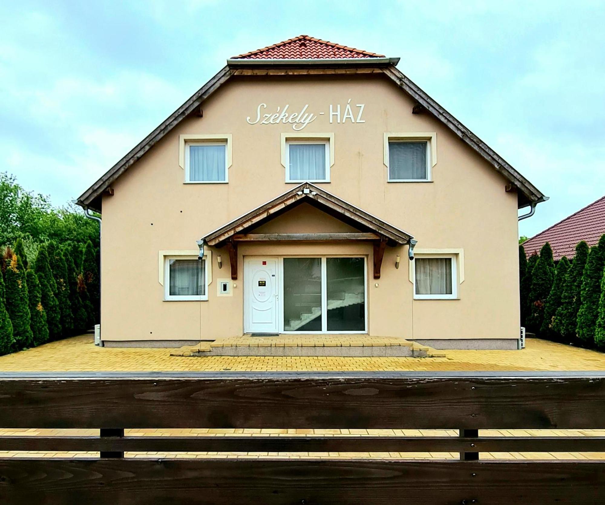 דירות סופרון Szekely Haz מראה חיצוני תמונה